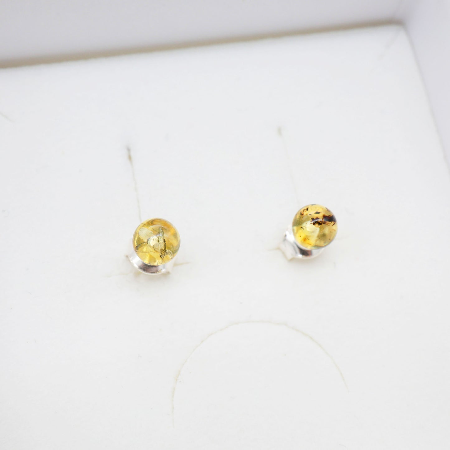 Brincos Green Glow – Âmbar Báltico