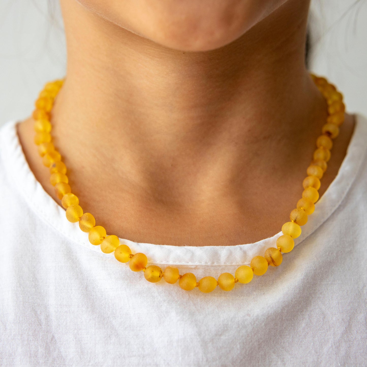 Colar de Âmbar Báltico Mel Claro não polido 40 cm - Ambar Shop