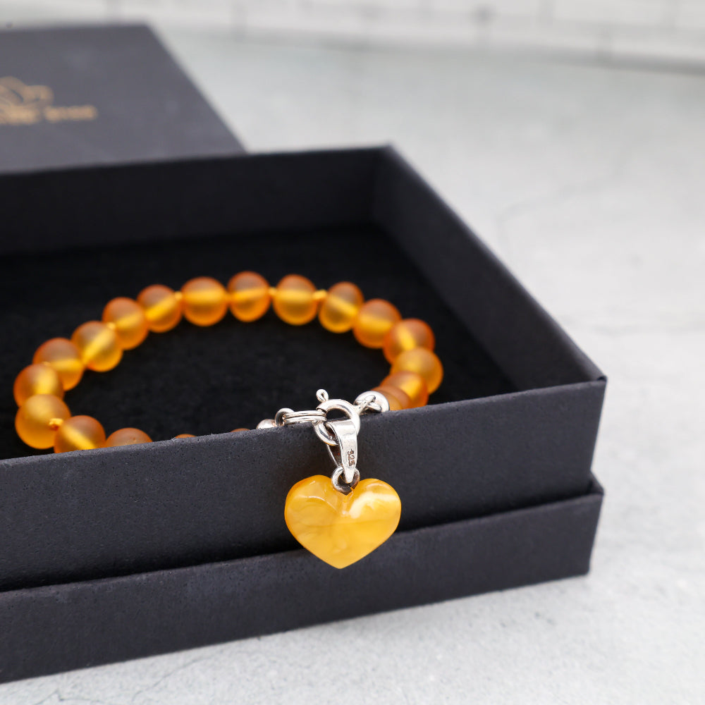 Pulseira de Âmbar Báltico Mel Claro não polido 18 cm com pingente CORAÇÃO