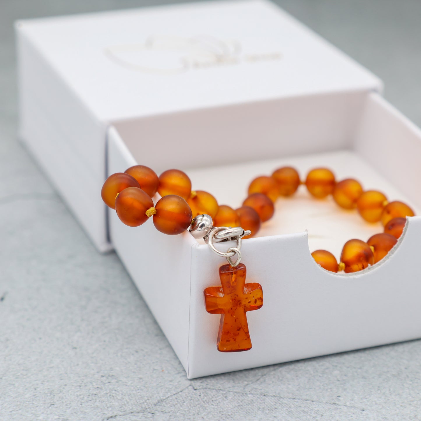 Pulseira de Âmbar Báltico Mel escuro não polido 18 cm com pingente CRUZ