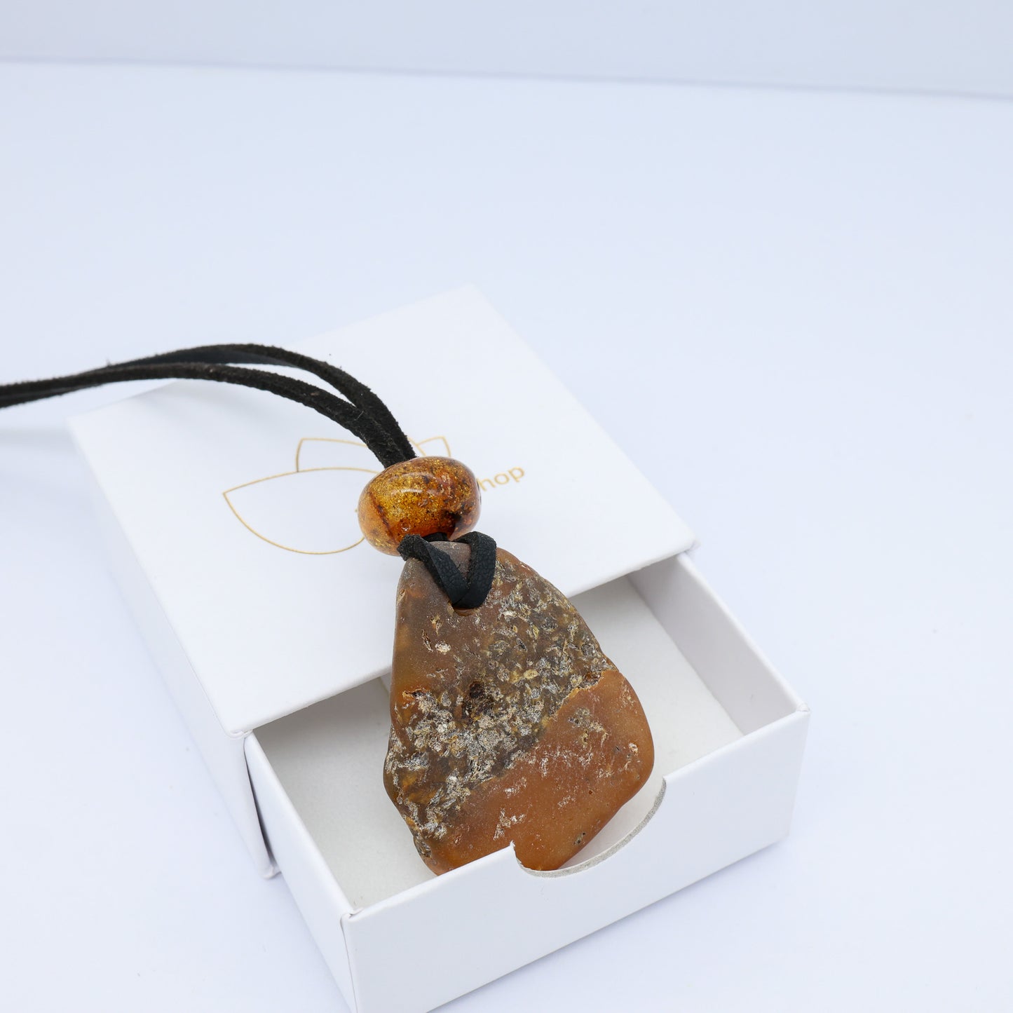 Pingente Raiz Báltica – Âmbar Natural em Estado Bruto