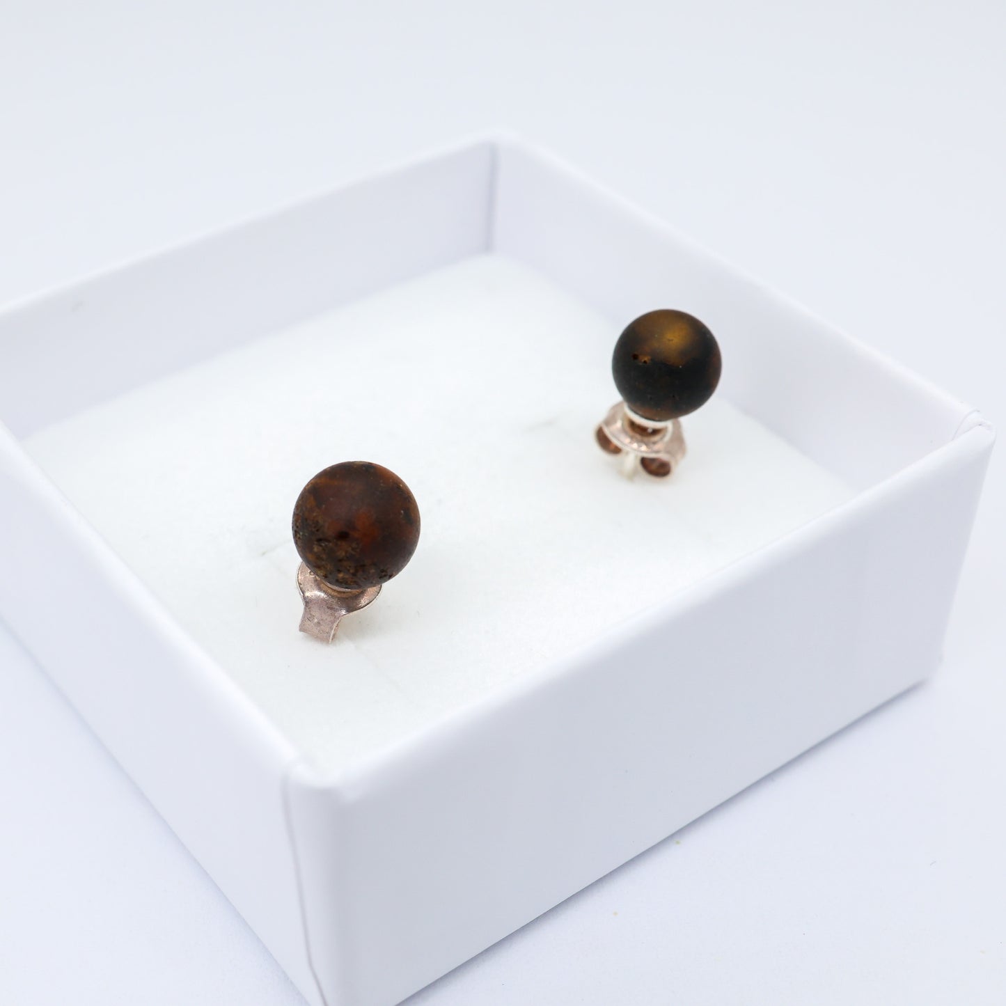 Brincos Green Glow – Âmbar Báltico