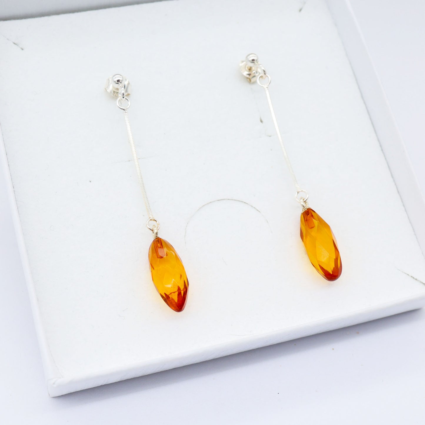 Brinco Âmbar Gota Alongada – Elegância em Movimento