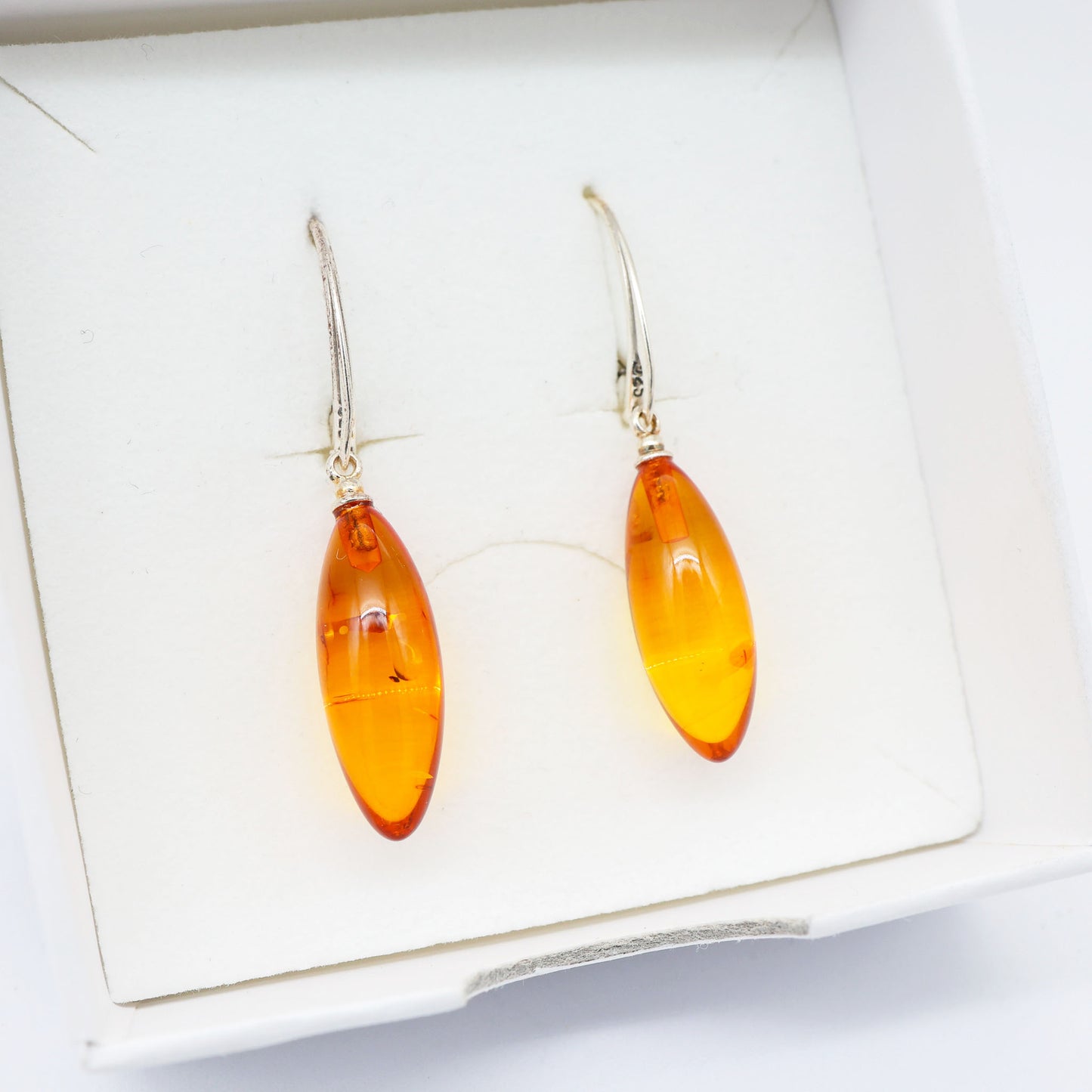 Brinco Gota Âmbar Báltico – Elegância Natural & Brilho Solar