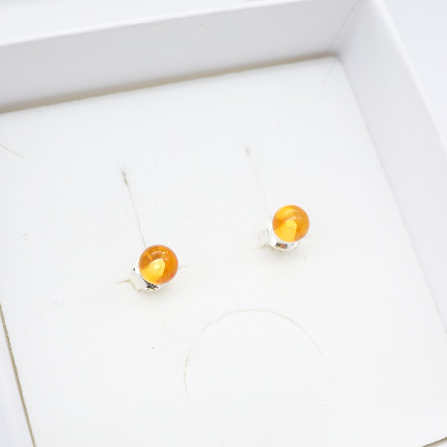 Brincos Honey Glow – Âmbar Báltico