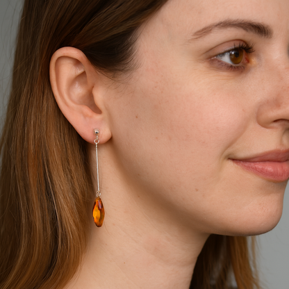 Brinco Âmbar Gota Alongada – Elegância em Movimento