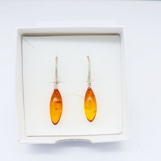 Brinco Gota Âmbar Báltico – Elegância Natural & Brilho Solar