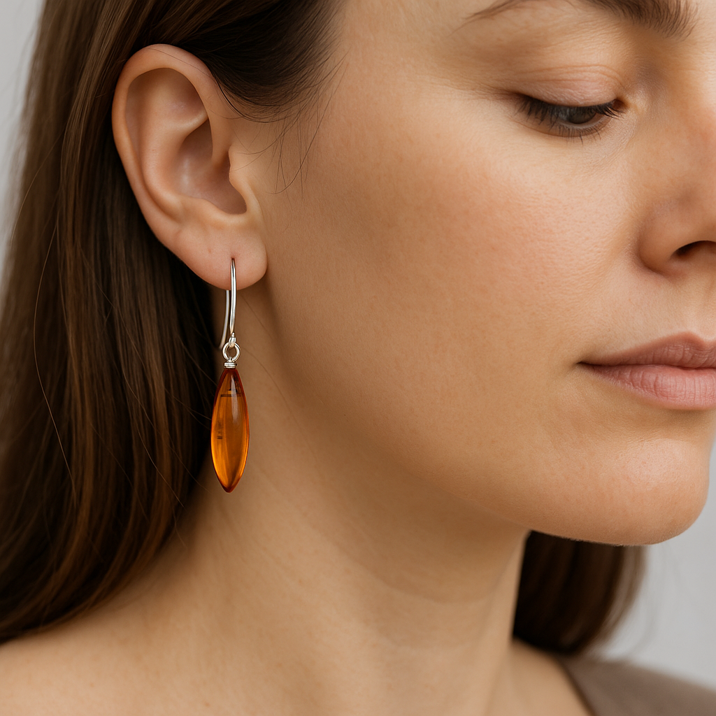Brinco Gota Âmbar Báltico – Elegância Natural & Brilho Solar
