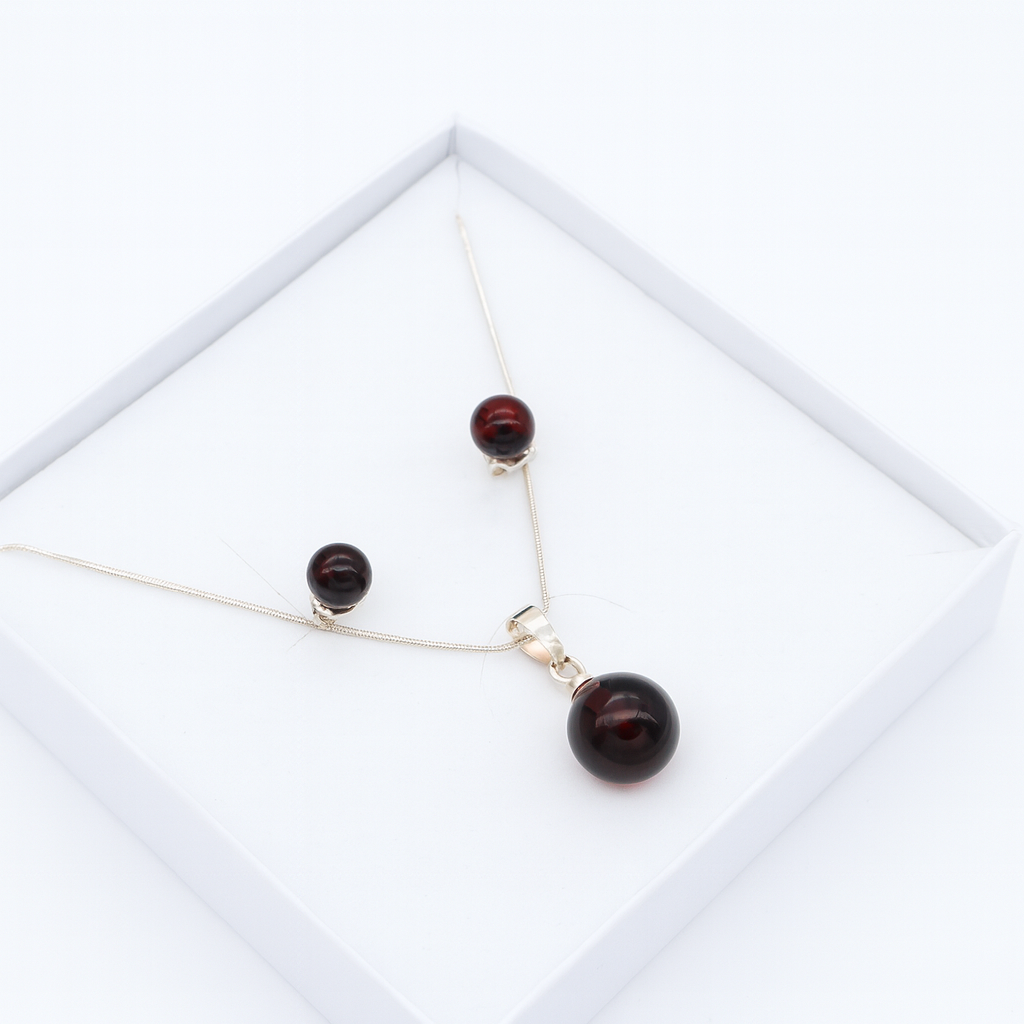 Elegância Carmim – Conjunto Colar e Brincos em Âmbar Báltico