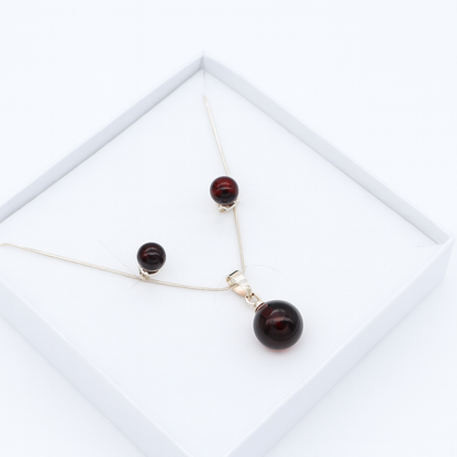 Elegância Carmim – Conjunto Colar e Brincos em Âmbar Báltico