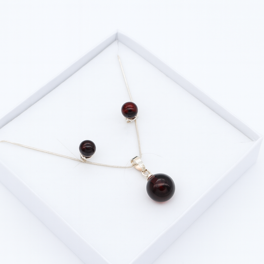 Elegância Carmim – Conjunto Colar e Brincos em Âmbar Báltico