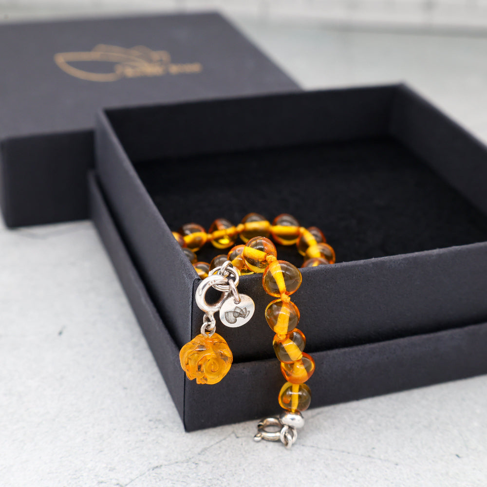 Pulseira de Âmbar Báltico Mel Claro 18 cm com pingente ROSA