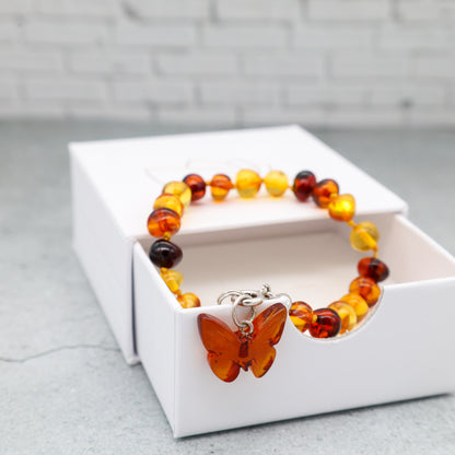 Pulseira de Âmbar Báltico Misto 18 cm com pingente BORBOLETA