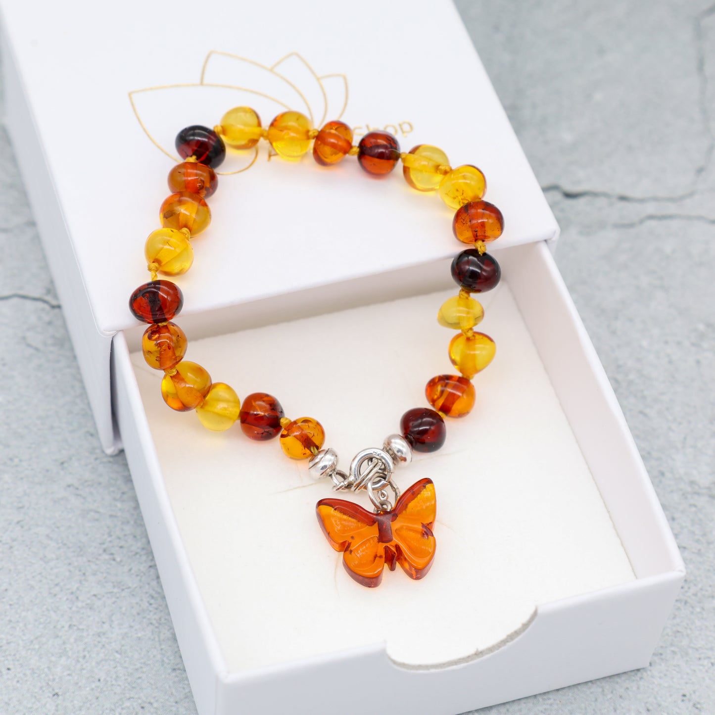 Pulseira de Âmbar Báltico Misto 18 cm com pingente BORBOLETA