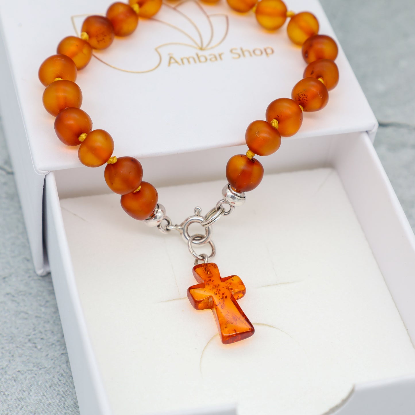 Pulseira de Âmbar Báltico Mel escuro não polido 18 cm com pingente CRUZ