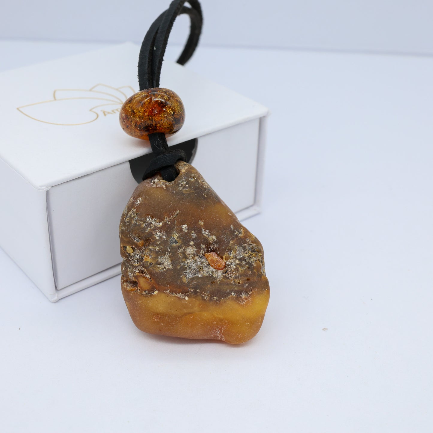 Pingente Raiz Báltica – Âmbar Natural em Estado Bruto