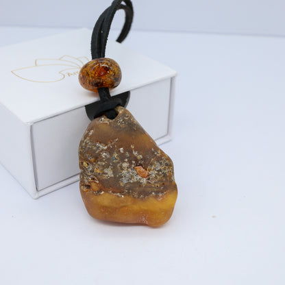 Pingente Raiz Báltica – Âmbar Natural em Estado Bruto