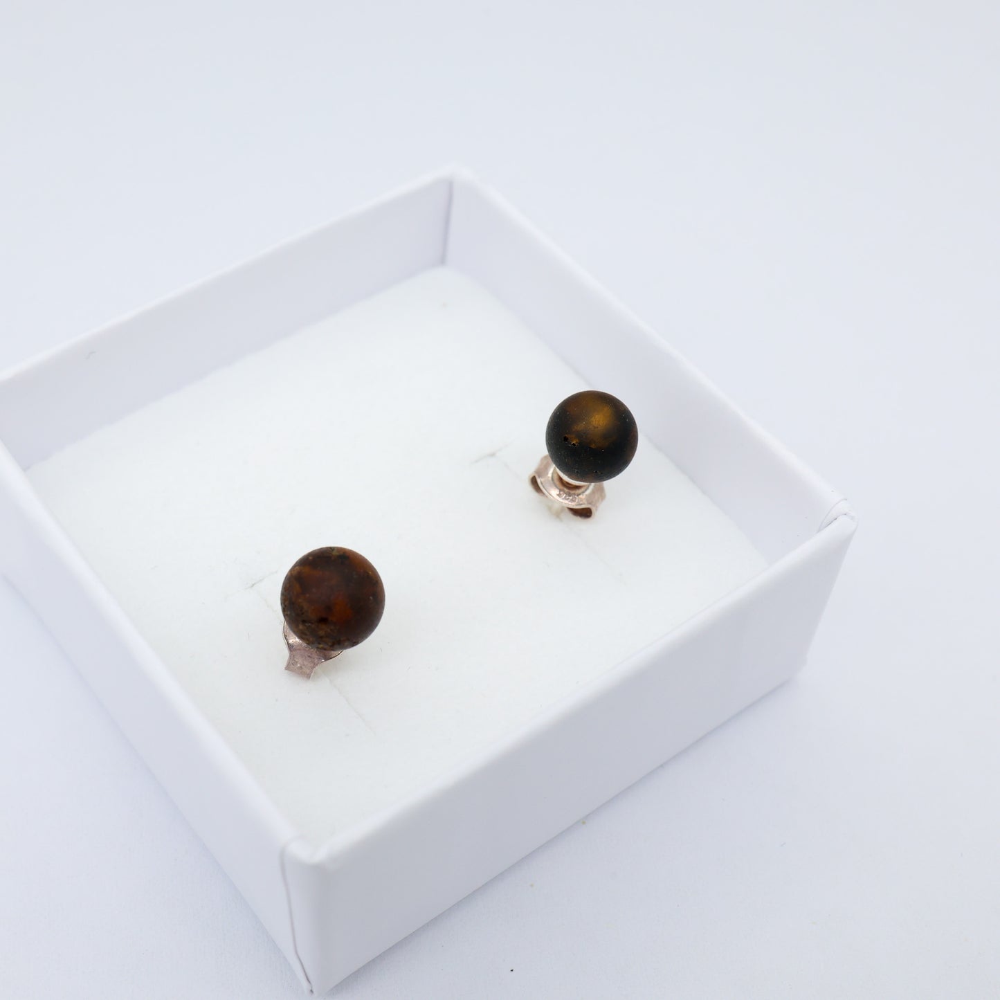 Brincos Green Glow – Âmbar Báltico