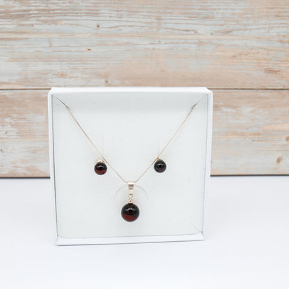 Elegância Carmim – Conjunto Colar e Brincos em Âmbar Báltico