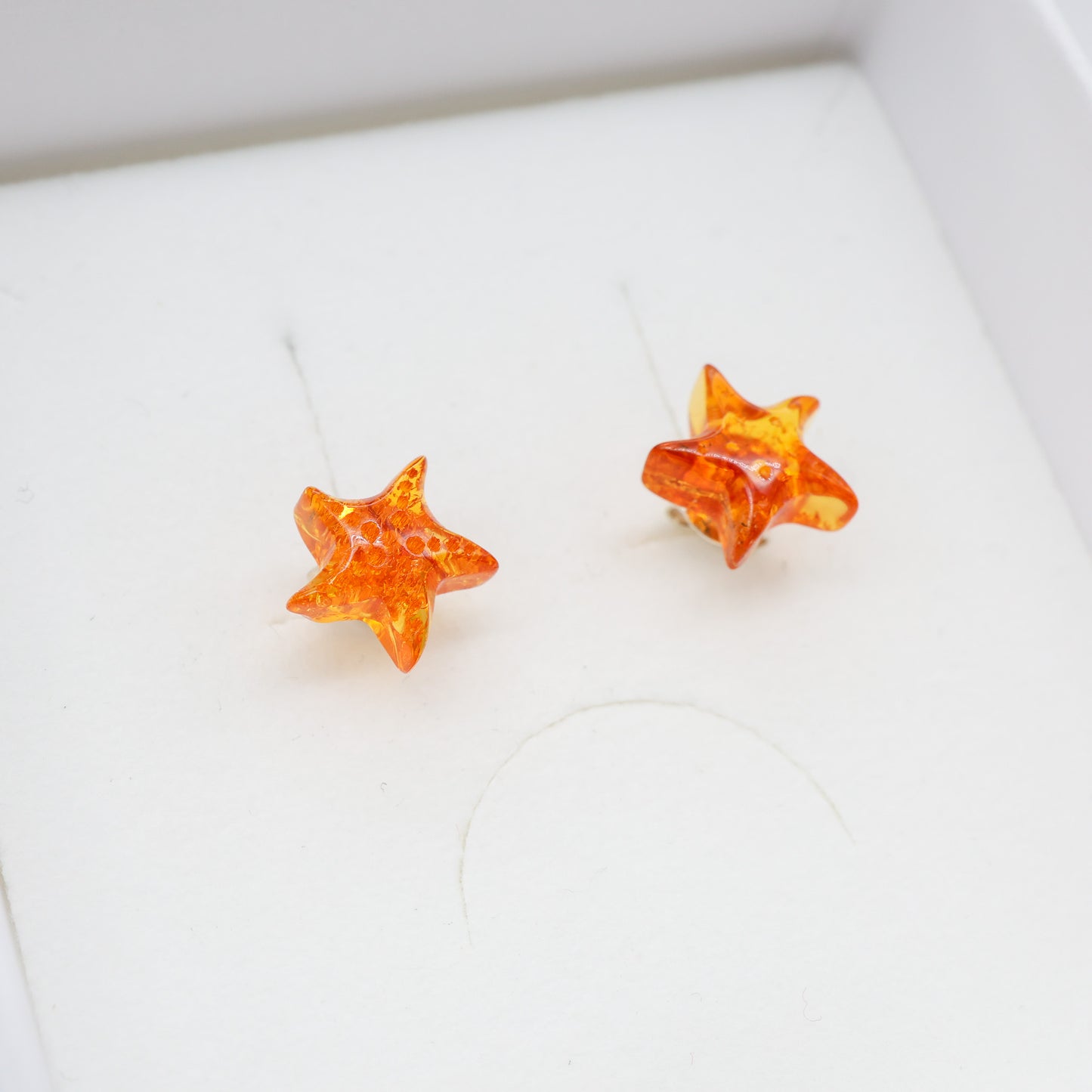 Brinco Estrela de Âmbar Báltico – Prata 925 | Leve e Delicado