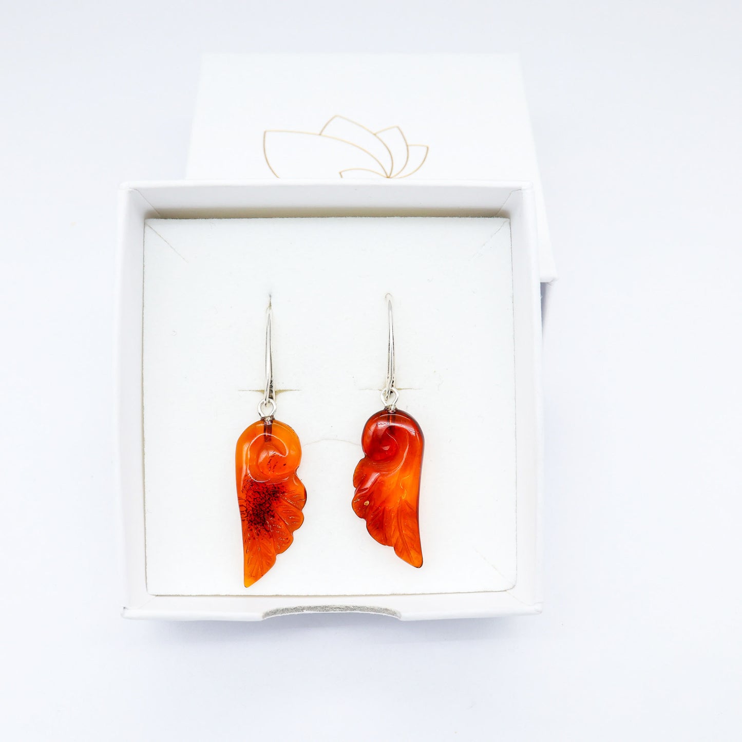 Brinco Asa Âmbar Báltico – Prata 925 | Energia, leveza e proteção