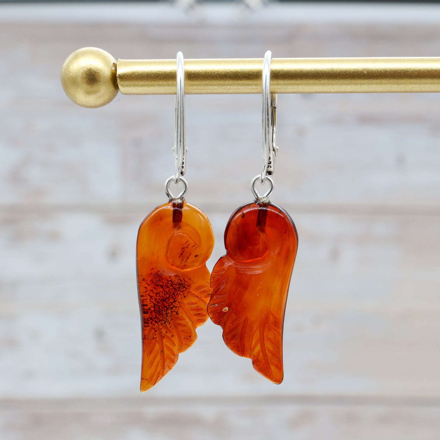Brinco Asa Âmbar Báltico – Prata 925 | Energia, leveza e proteção
