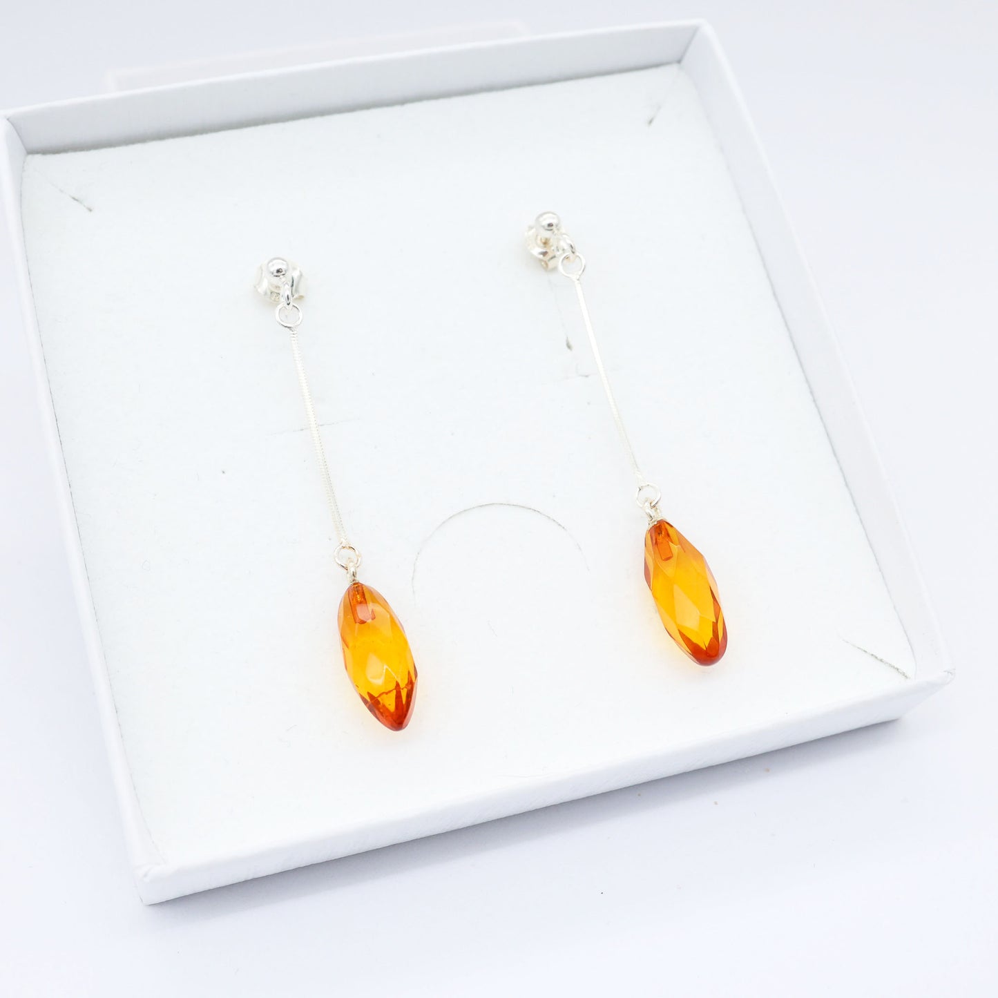 Brinco Âmbar Gota Alongada – Elegância em Movimento