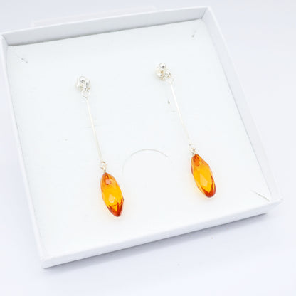 Brinco Âmbar Gota Alongada – Elegância em Movimento