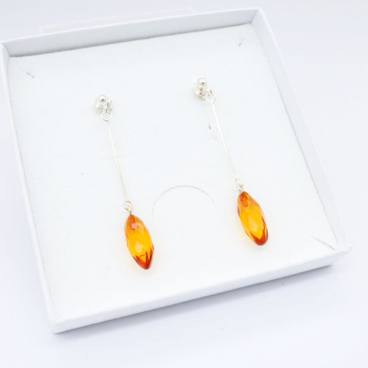 Brinco Âmbar Gota Alongada – Elegância em Movimento