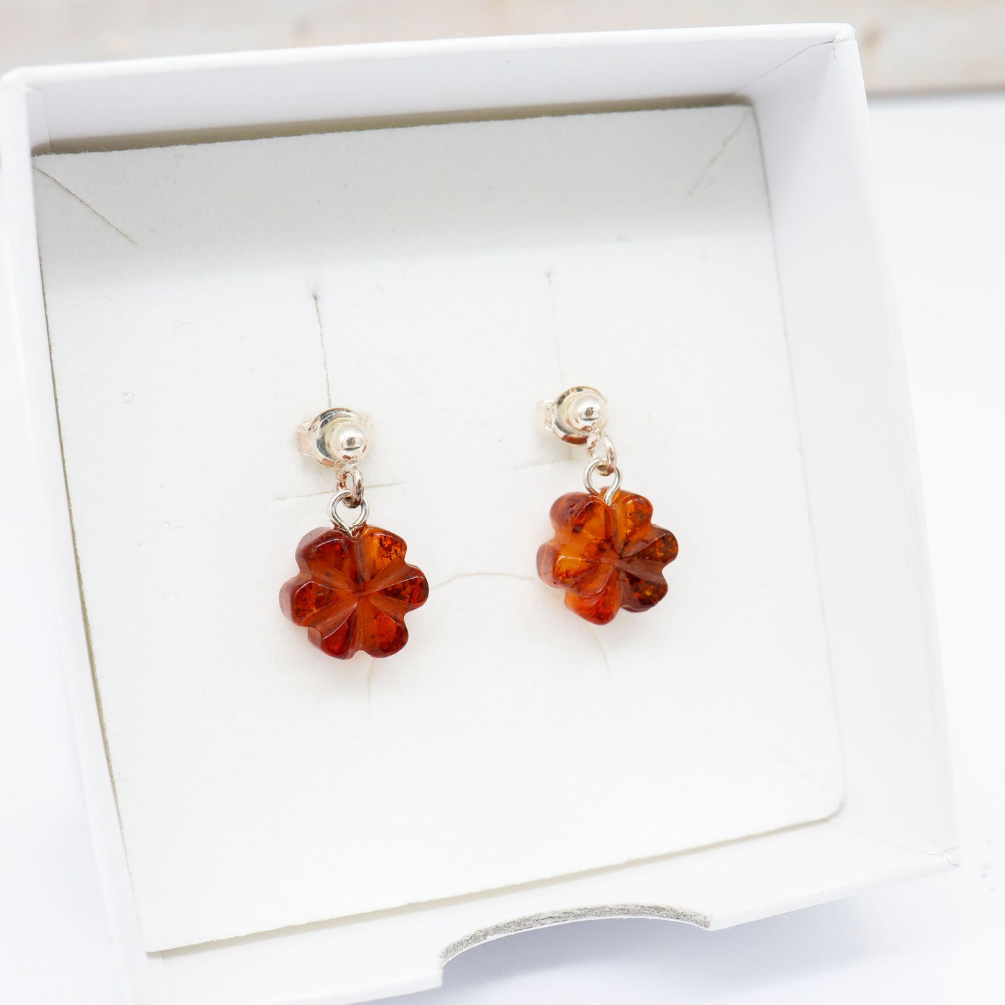 Brinco Âmbar Báltico Flor – Delicadeza e Charme Natural