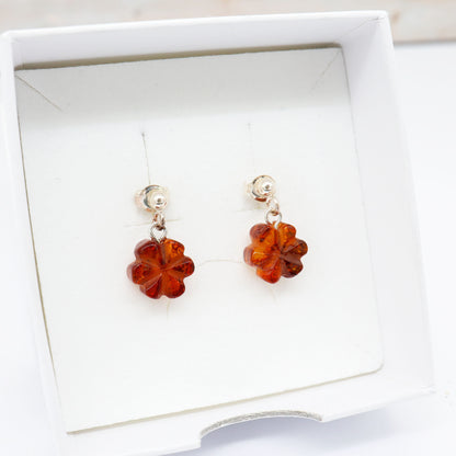 Brinco Âmbar Báltico Flor – Delicadeza e Charme Natural