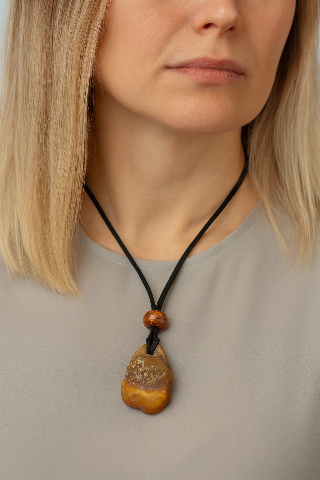 Pingente Raiz Báltica – Âmbar Natural em Estado Bruto