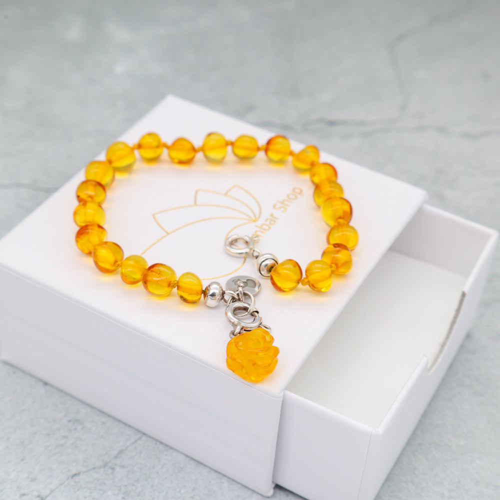 Pulseira de Âmbar Báltico Mel Claro 18 cm com pingente ROSA