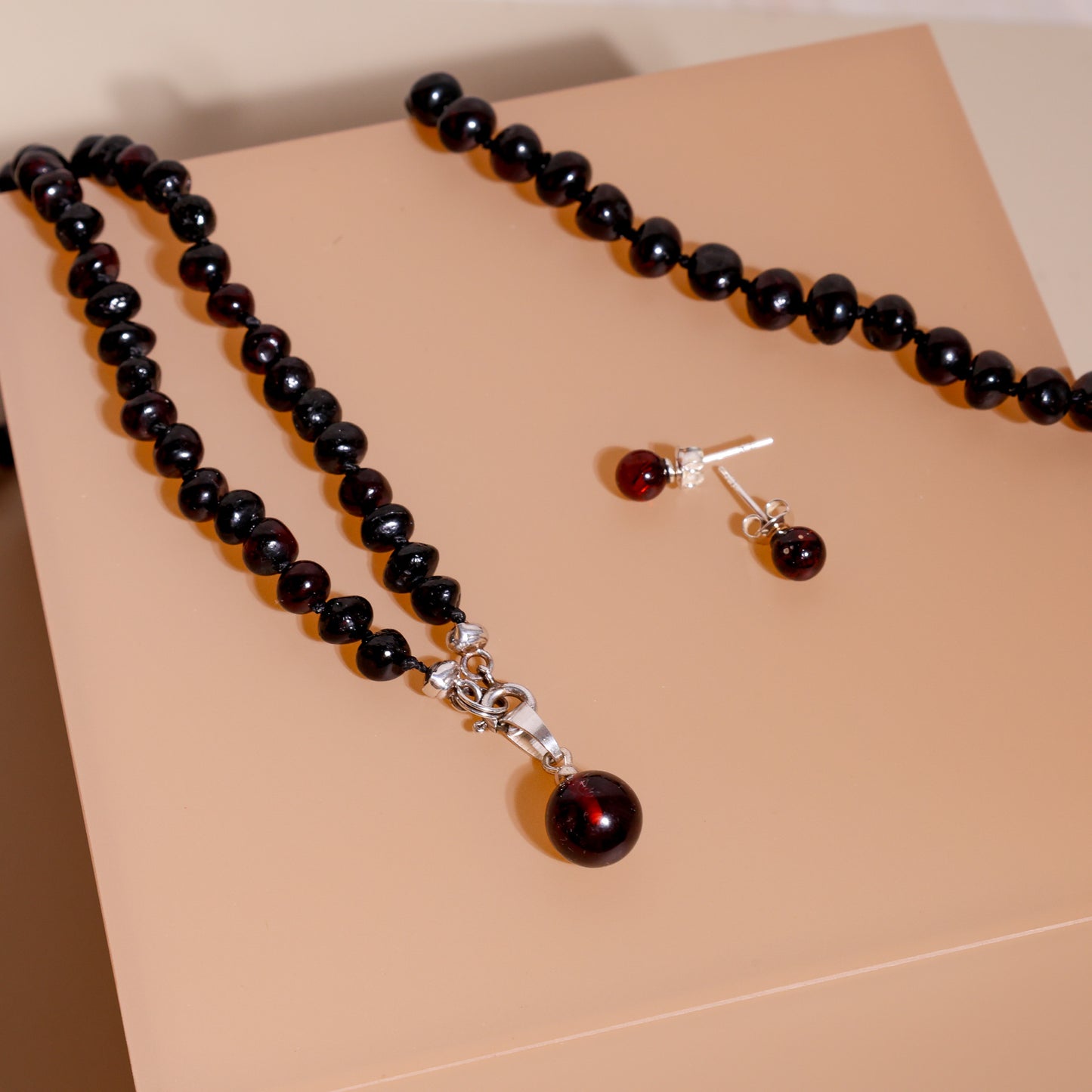 Conjunto Aurora Cherry – Colar e Brincos em Âmbar Báltico