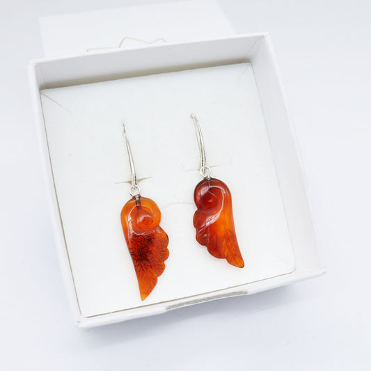 Brinco Asa Âmbar Báltico – Prata 925 | Energia, leveza e proteção