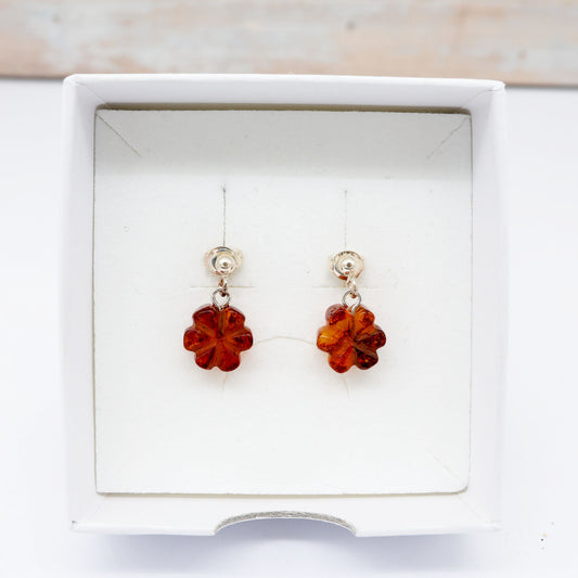 Brinco Âmbar Báltico Flor – Delicadeza e Charme Natural