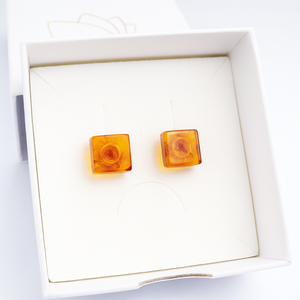 Brinco Âmbar Báltico Quadrado – Prata 925 | Minimalista e elegante