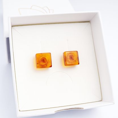 Brinco Âmbar Báltico Quadrado – Prata 925 | Minimalista e elegante