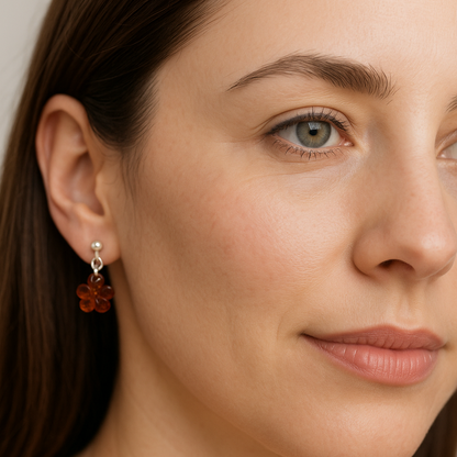 Brinco Âmbar Báltico Flor – Delicadeza e Charme Natural