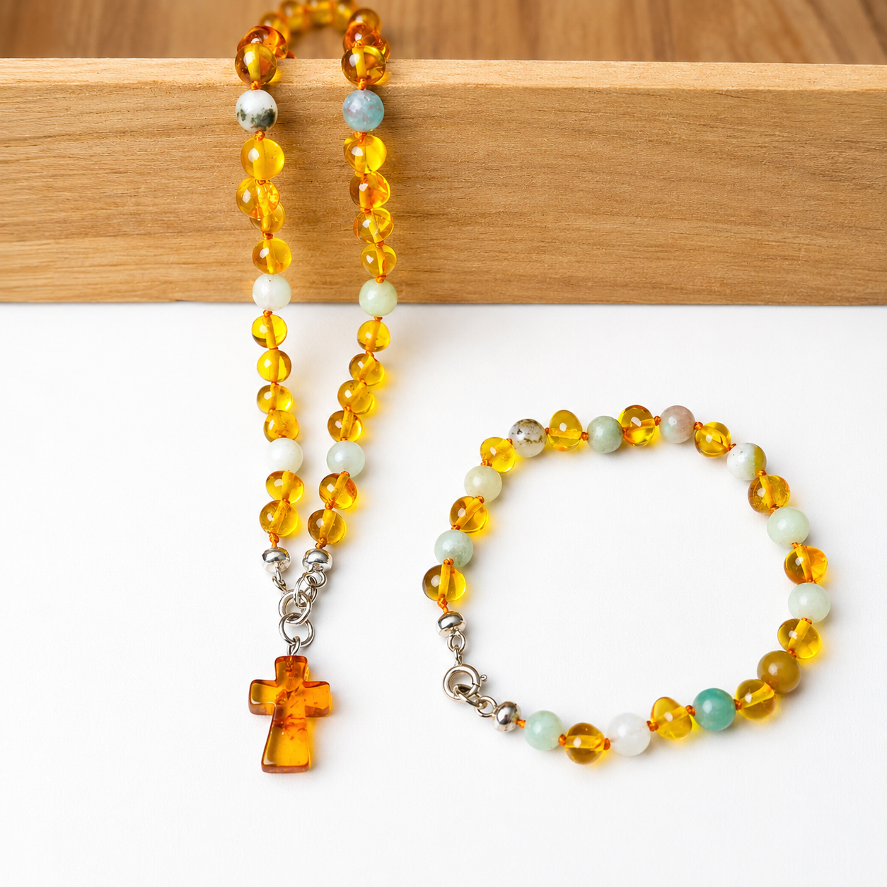 Conjunto Proteção Divina | Colar com Cruz e Pulseira em Âmbar Natural
